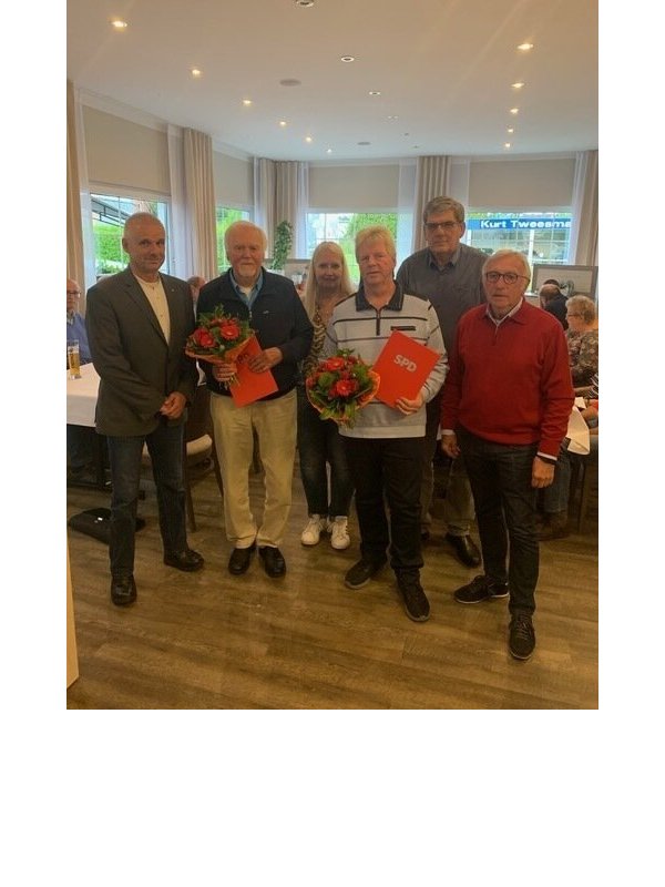 Urkunden und Blumen für die Jubilare: Bürgermeister Dieter Krüger, Dieter Hemmelmann, stellvertretende Ortsvereinsvorsitzende Sabine Beine, Bernd Moritz, Ortsvereinsvorsitzender Joachim Giesler und der ehemalige Vorsitzende des Ortsvereins Horn, Wilfried Starke (von links). - © SPD Horn-Bad Meinberg