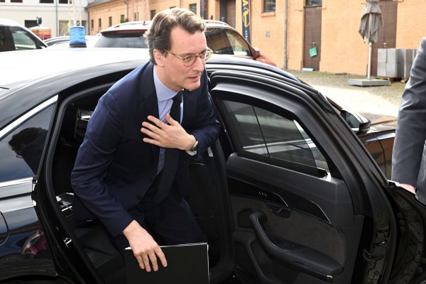 Ministerpräsident Hendrik Wüst (CDU) wird in einem besonders geschützten Dienstwagen gefahren. - © dpa