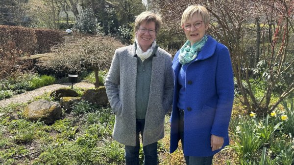 Anke Hördemann (links) und Regina Arendt organisieren die "Offenen Gärten Lippe". - © Sven Kienscherf