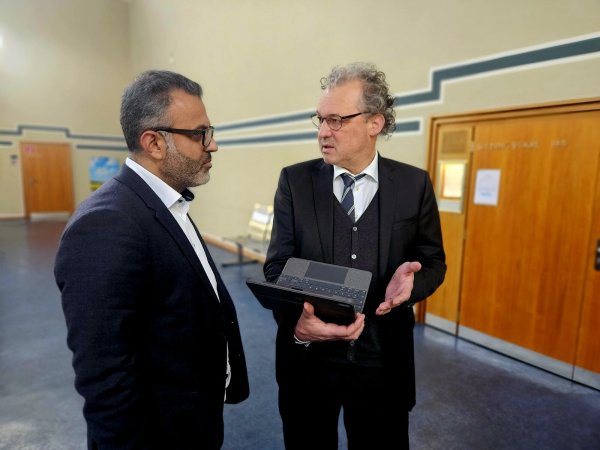 Die Verteidiger Bahattin Koyun (links), der die Kanzlei-Mitarbeiterin vertritt, und Georg Schulze besprechen sich während einer Unterbrechung. Weiterverhandeln macht am fünftenm Prozesstag keinen Sinn, dafür ist der Gesundheitszustand der angeklagten Anwältin zu instabil. - © Janet König