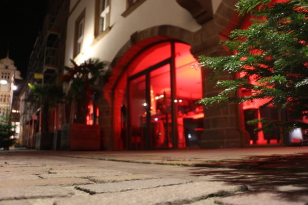 Die Me-Lounge am Lemgoer Marktplatz leuchtet zur Probe. Am Wochenende wollen Lemgoer Gastronomen ihre Lokale in rotes und grünes Licht tauchen. - © Janet König