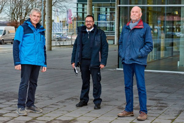 Es läuft Hand in Hand: Dr. Dieter Meemken, Sascha Medina, stellvertretender Leiter des Bevölkerungsschutzes, und Dr. Ludger Böhlen (von links) gehören zum Team, das die Massenimpfung von ausgewählten Bevölkerungsgruppen vorbereitet. - © Kreis Lippe