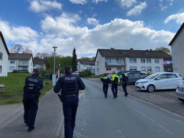 Der Kommunale Ordnungsdienst Detmold-Lippe und die Polizei zeigen zusammen mit anderen Behörden in der Siedlung "Am Dören" Präsenz. - © Ordnungspartnerschaft Augustdorf