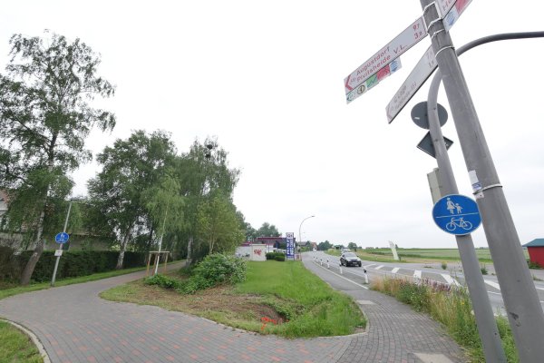 Zu Detmolds Radinfrastruktur gehören auch die Velorouten in die Ortsteile – hier biegt die Westroute in Heidenoldendorf auf den Birkendamm. - © Archivfoto: Jost Wolf