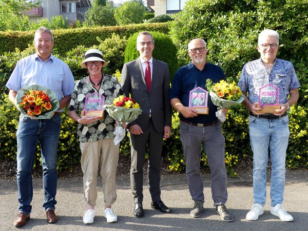 Bürgermeister Jörg Bierwirth (Mitte) übergab den Heimatpreis an Christian Hansmann (TuS Wöbbel), Regina Zelms (Kelter- und Kulturverein Schwalenberg), Dirk Steinmeier (Heimat- und Verkehrsverein Brakelsiek) und Christian Post (TuS Wöbbel, von links). - © Rudi Rudolph