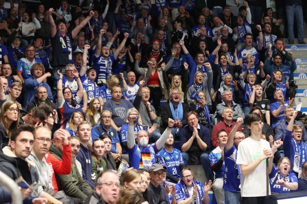 Blau und Weiß, wie lieb ich Dich. Die mitgereisten Fans gingen in der Westpress-Arena eine Symbiose mit den TBV-Spielern ein. - © paul cohen