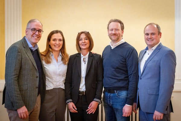 Neue vorformierter Vorstand: Vorsitzender Christian Schmidt, die Vorstandsmitglieder Denise Spintzyk und Gaby Ackermann, Schriftführer Niels Howe und Schatzmeister Paul Kirchgässner (von links). - © Tom Fluegge