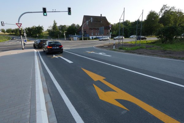 Das ist peinlich: Die Spuren der gerade fertig gestellte Ampelkreuzung an der Ostwestfalenstraße vor Wöbbel sind falsch markiert worden. - © Jost Wolf