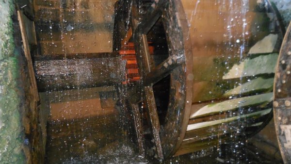 Der erste Probelauf des Wasserrades war ein voller Erfolg. - © Heimatverein Schieder
