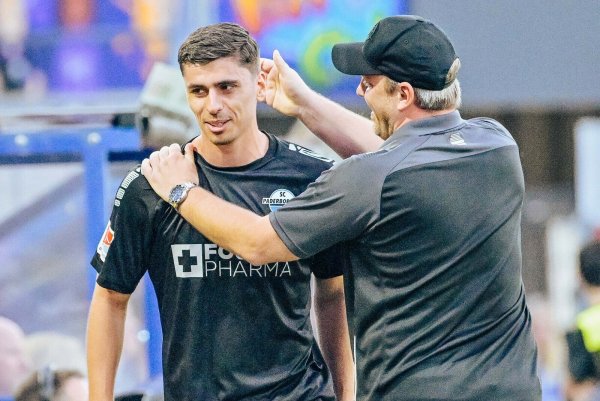 SCP-Matchwinner Koen Kostons wird nach seiner Auswechslung von Cheftrainer Lukas Kwasniok herzlich in Empfang genommen. - © Besim Mazhiqi