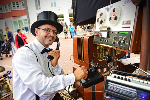 Kemal Aslan nimmt die Gäste auf dem Marktplatz mit seiner Vintage-Installation mit auf eine kleine Zeitreise in die 1970er Jahre. Foto: Nicole Ellerbrake - © Nicole Ellerbrake