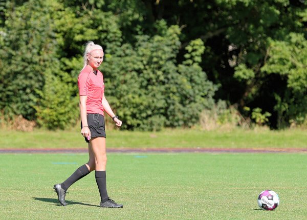Lisa Glowatzki vom TuS Wöbbel ist seit zehn Jahren Schiedsrichterin, sieben davon in der Bezirksliga. - © Rolf Gehrke