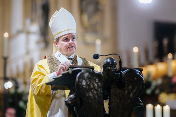 Erzbischof Udo Markus Bentz hält am Silvesterabend im Paderborner Dom die Predigt in der Jahresabschlussmesse 2024. - © Besim Mazhiqi / Erzbistum Paderborn