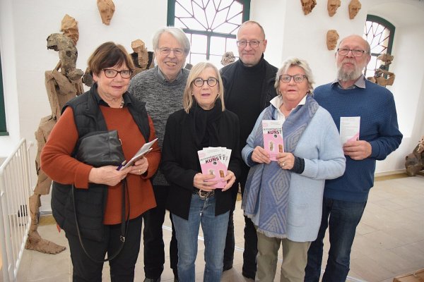 Die Beiratsmitglieder Brigitte Heine und Holger Köhler, Schatzmeisterin Sabine Husemann-Seidel, der künstlerische Leiter Andreas Beaugrand, die Vorsitzende Isolde Müller-Borchert und ihr Stellvertreter Franz Brinkmann (v. l.) mit den druckfrischen Flyern. - © Karin Prignitz