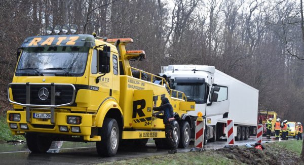 Der Lkw-Fahrer ist bei dem Unfall verletzt worden. - © Jörn Fries
