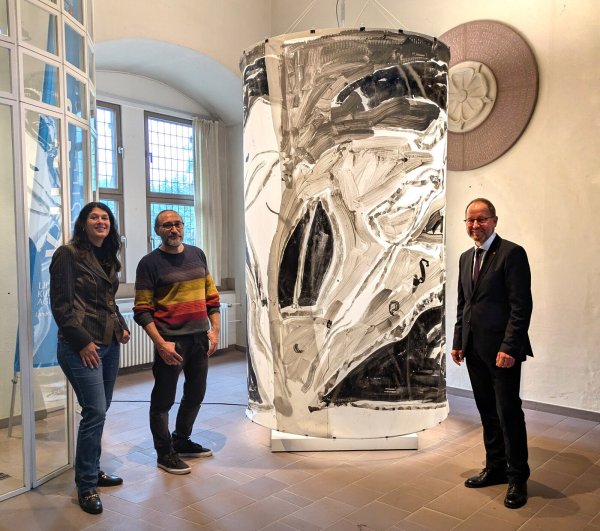 Dr. Mayarí Granados (Kunstreferentin, Lippische Kulturagentur), Künstler Igor Oster und Landesverbandsvorsteher Jörg Düning-Gast (von links) mit der Installation „Flucht zum Licht“. - © Stephanie Theuner, Landesverband Lippe