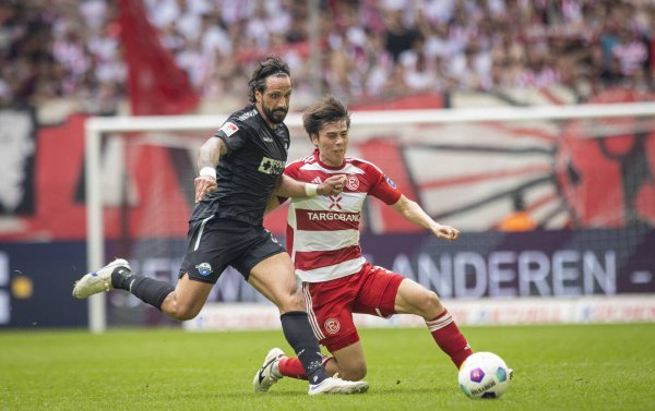 Beim 2:1-Sieg in Düsseldorf verbuchte Adriano Grimaldi (l.), hier im Duell gegen Ao Tanaka, seinen ersten Zweitliga-Einsatz für den SCP. Dort waren vor allem seine Zweikampf-Qualitäten gefragt. - © Imago Images