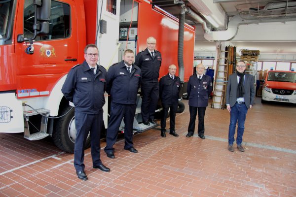 Lars-Uwe Brede (von links), Christian Heidemann, Klaus Wegener, Stephan Helms, Horst Gröne und Markus Baier in der Fahrzeughalle der Feuerwehr Lemgo. - © Kirsten Fuhrmann