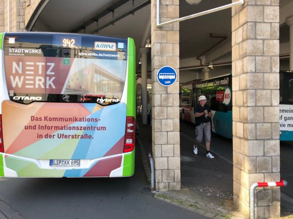 Ein Stadtbus hält am Zentralen Omnibus-Bahnhof (ZOB) am Ostertor. Geht es nach dem Willen der SPD, dürfen hier Schüler künftig außerhalb der Unterrichtszeiten gratis einsteigen. - © Thomas Reineke