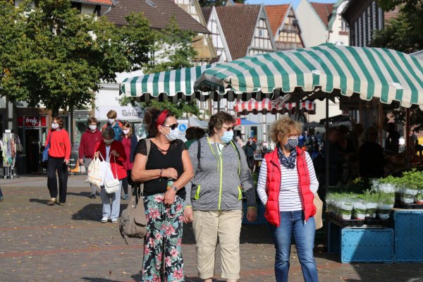 Auf dem Wochenmarkt auf dem Salzhof herrscht sein Monaten Maskenpflicht. Foto: Alexandra Schaller - © Schaller