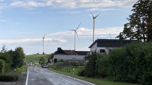 Windräder in Feldrom - © Cordula Gröne