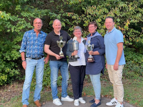 Zufrieden mit dem Schießwettbewerb: Peter Wendt, Heiko Wortmann, Anke Winter-Rotteveel, Angela Drewes sowie Daniel Vorschepoth (von links). - © SV Großenmarpe-Erdbruch