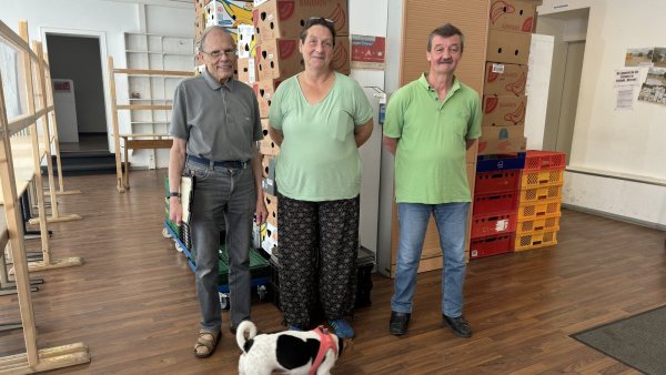 Gunnar Lüttmann (von links), Barbara Liebermann (beide Vorstand) und Kassenwart Dieter Althöfer in den Räumlichkeiten der LeAuLa in der Bergstraße. - © Sven Kienscherf