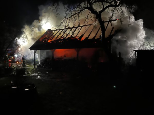 In der Wistighöferheide ist eine Garage niedergebrannt. - © Feuerwehr Lemgo