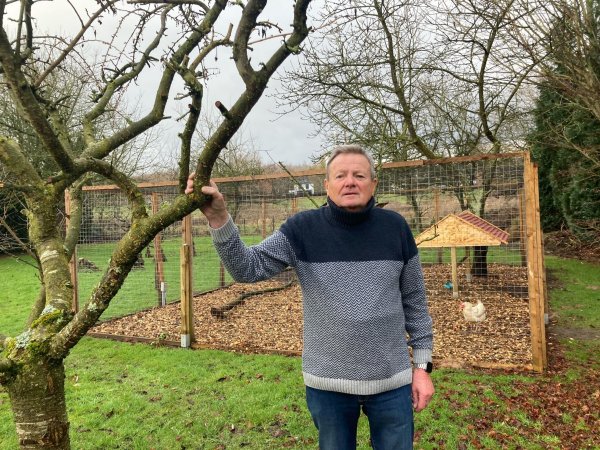 Klaus Dieter Wortmann steht auf der Hühnerwiese hinter seinem Haus. Die Grundsteuer für die Fläche ist exorbitant gestiegen. - © Jobst Lüdeking