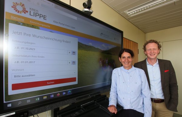 Ulrike Glathe, Leiterin des Fachbereichs Jugend und Familie, sowie Dr. Olaf Peterschröder, Verwaltungsvorstand beim Kreis Lippe, freuen sich über den Start des Kita-Online-Planers. - © FOTO: KREIS LIPPE