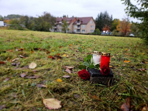 Am Tatort sind Kerzen und Blumen aufgestellt worden. - © Janet König