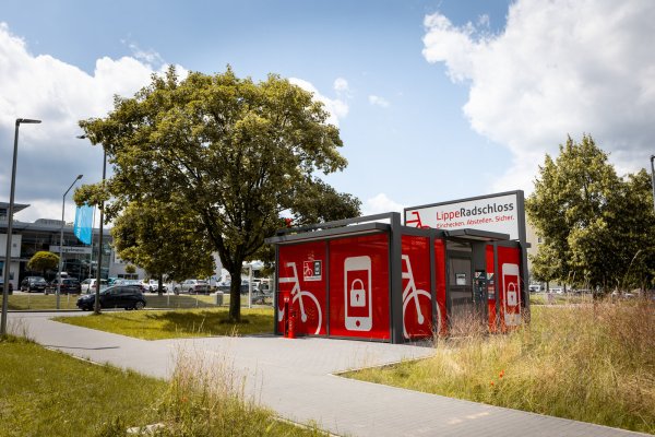 Machen Radler noch mobiler: Lippe-Rad-Schlösser. Das Foto zeigt die Station an der Bielefelder Straße in Detmold. - © Torben Gocke