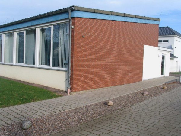 Dieser Rest der ehemalige Elbrinxer Grundschule, der zurzeit von der Lügder Musikschule genutzt wird, muss entweder saniert werden oder er wird abgerissen. Der TSV will ihn erhalten, in Eigenregie übernehmen und umwidmen. Die Kosten dafür will der Verein aus dem Landeszuschussprogramm „Moderne Sportstätten 2022" decken. - © Achim Krause