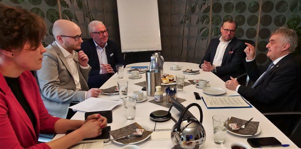 Innenminister Herbert Reul (rechts) mit LZ-Geschäftsführer Max Giesdorf, LZ-Chefredakteur Dirk Baldus sowie den Redakteuren Lukas Brekenkamp und Janet König (von rechts) beim Interview im Medien Centrum Giesdorf. - © Jörg Hagemann