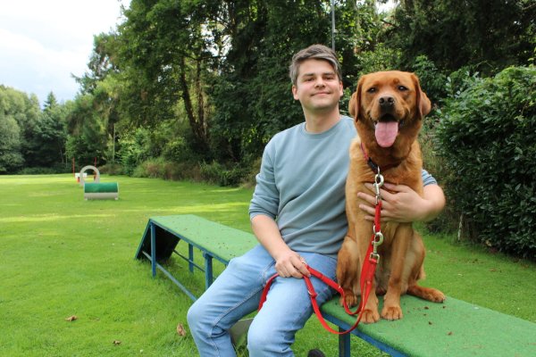 Jonas Tebbe ist mit seinem Labrador Holly seit ungefähr drei Jahren Mitglied im Verein "Partner Hund". - © Nico Düllmann