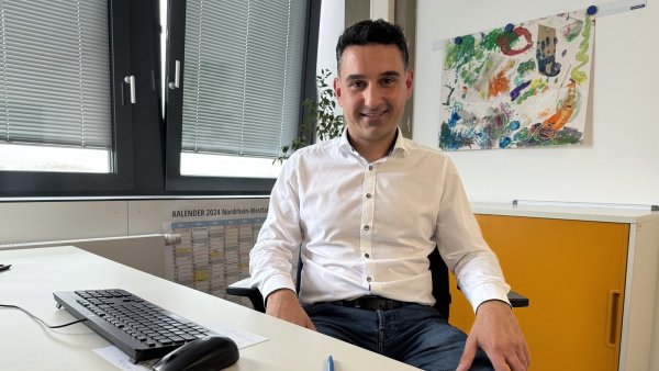 Fatih Gök in seinem Büro im Rathaus. Er leitet das Jugendamt seit 2022. - © Sven Kienscherf