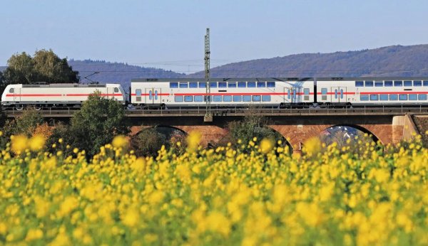 Ein IC2 auf der Weserflutbrücke in Höhe Minden. - © Foto: DB AG/Wolfgang Klee