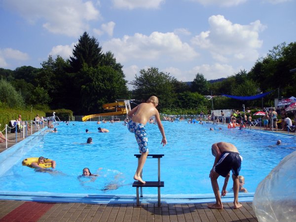 Das Freibad Berlebeck-Heiligenkirchen an einem gut besuchten Sommertag. Wie intensiv 2024 das Wasser beheizt werden müsse, sagt die SPD, wisse man ja noch gar nicht. - © Archivfoto: Andreas Barnekow