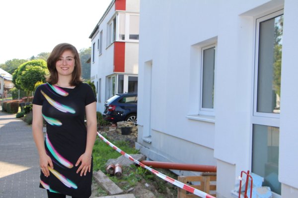 Julia Eisentraut steht vor ihrem Haus, das innen noch eine Baustelle ist. Die Datensicherheit ist ihr wichtig, was im Netz kursiert, will die 27-Jährige so gut es geht beeinflussen.  - © Astrid Sewing