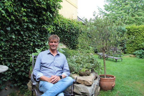 Stephan Schaper liebt mediterranes Flair. In seinem Garten hat er sich einen Lieblingsplatz geschaffen.  - © Silke Buhrmester