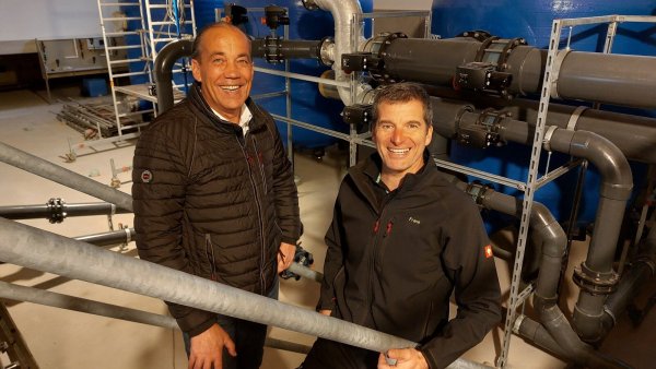 Rolf Stanislawski (links) und Frank Erbs, Betreiber des Schiederaner Freibades, freuen sich, dass die Bauarbeiten planmäßig verlaufen. Die drei neuen Filter stehen bereits im neugebauten Technikgebäude. - © Michaela Weiße