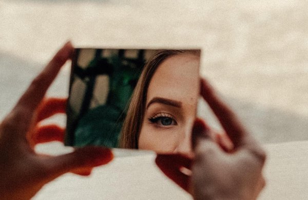 Wer schön ist, ist gut: Attraktivität beeinflusst unsere Wahrnehmung. Doch das kann kippen - und Schönheit wird zum Negativmerkmal. - © pexels