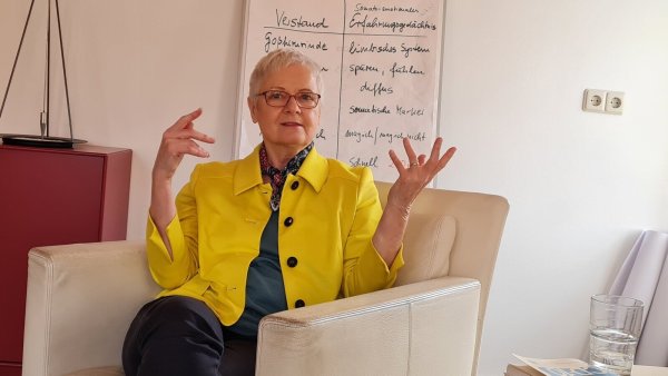 Immer noch neugierig und engagiert: Rund 40 Jahre hat Beate Gildehaus-Olbrich als Psychotherapeutin gearbeitet, davon einen großen Teil im lippischen Südosten. Ende März übergibt sie ihre Praxis an eine Nachfolgerin. - © Marianne Schwarzer