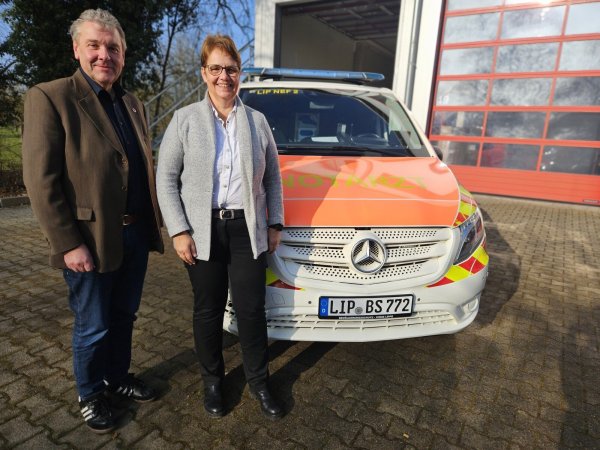 Verwaltungsvorständin Sabine Beine und Meinolf Haase, Fachbereichsleiter für Bevölkerungsschutz, sind froh, dass der Kreis Lippe den Einsatz von Notärztinnen und -ärzten künftig selbst managt. Haase selbst wird Geschäftsführer der neuen gGmbh. - © Janet König