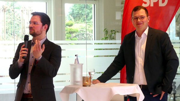 Der Vorsitzende des SPD-Stadtverbands, Robin Meier (links), und der Bundestagskandidat Julien Thiede beim Neujahrsempfang der SPD. - © Rudi Rudolph