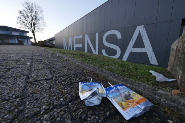 Auf dem Gelände des Schulzentrums gibt es rund um die Mensa ein Capri-Sonne-Müllproblem. Die zwei Packungen wurden fürs Foto an dieser Stelle drapiert, es lagen beim Fototermin aber weitere in unmittelbarer Nähe. - © Jost Wolf