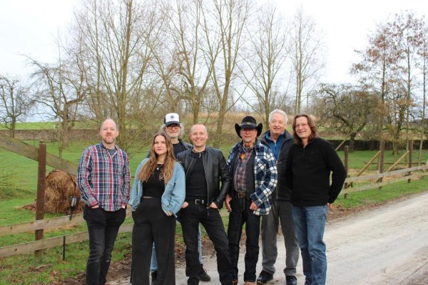 Spielt bei der Musikverschwörung: One Horse Town mit Volker Mellies, Paulina Hornung, Martin Slotta, Marius Sohns, Hans Sohns, Dieter Schönlau, Olliver Schliemann (von links). - © Bildrechte:Holzhauser Kultursyndikat