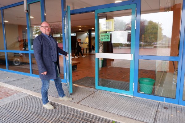 Peter Wehrmeier ist seit Beginn Leiter der Sekundarschule Nordlippe. Er ist vom Konzept der Schule überzeugt. - © Lorraine Brinkmann