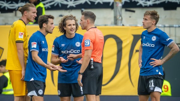 Arminia-Profi Christopher Lannert (2.v.l.) sah im Spiel gegen Dynamo Dresden die Rote Karte. - © Sarah Jonek