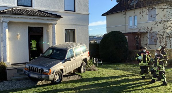 Der Jeep beschädigte beim Zurücksetzen den Eingangsbereich eines Wohnhauses und kam auf den dortigen Stufen zum Stehen. - © Daniel Hobein / Feuerwehr Bad Salzuflen